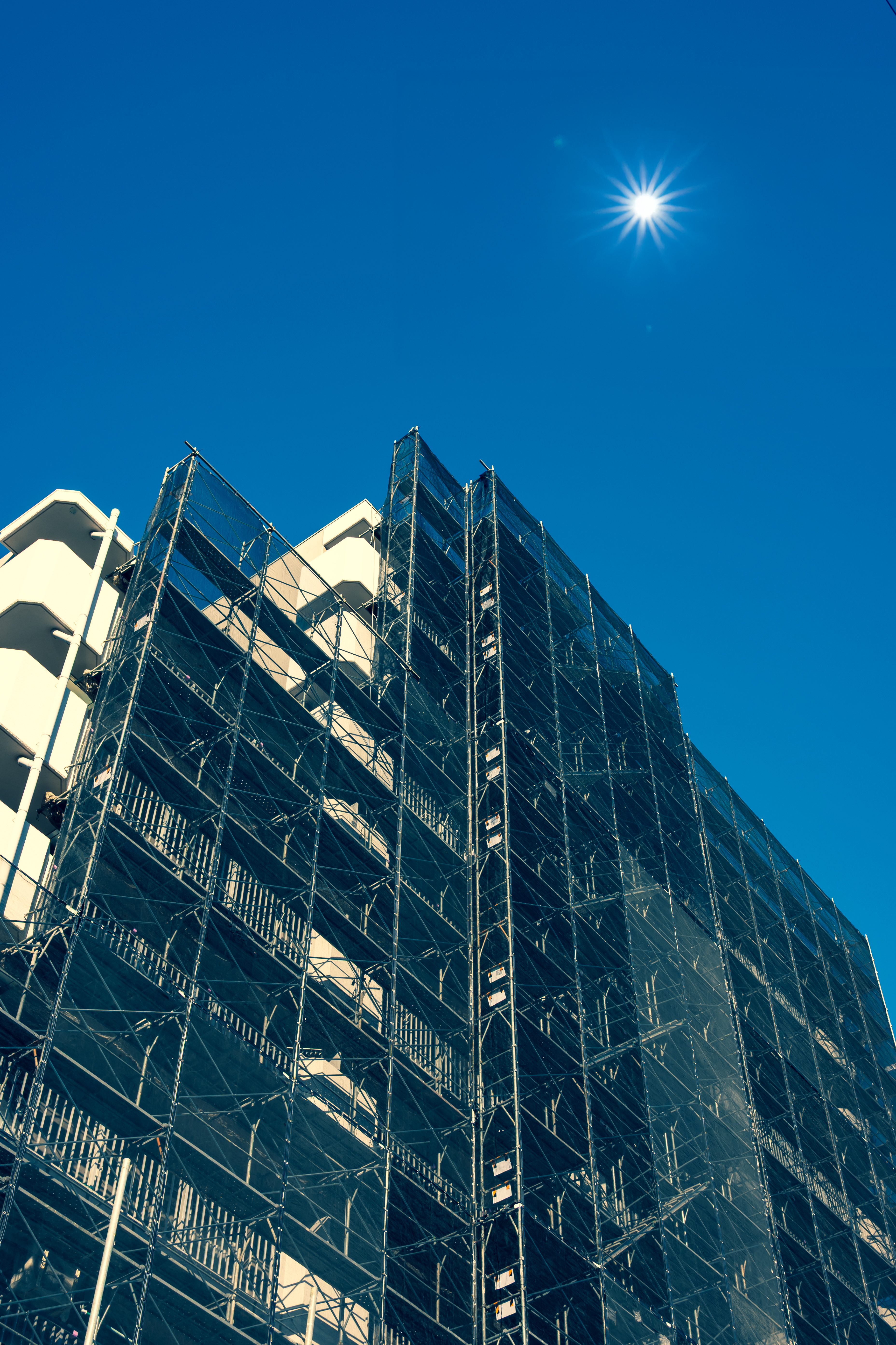 光り輝く太陽に向かって