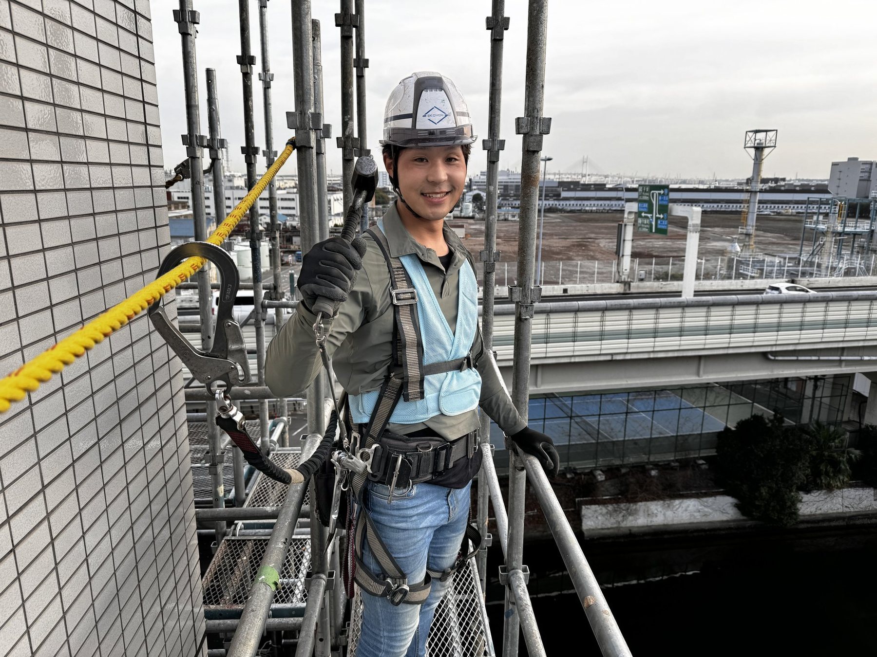 親指、上へ